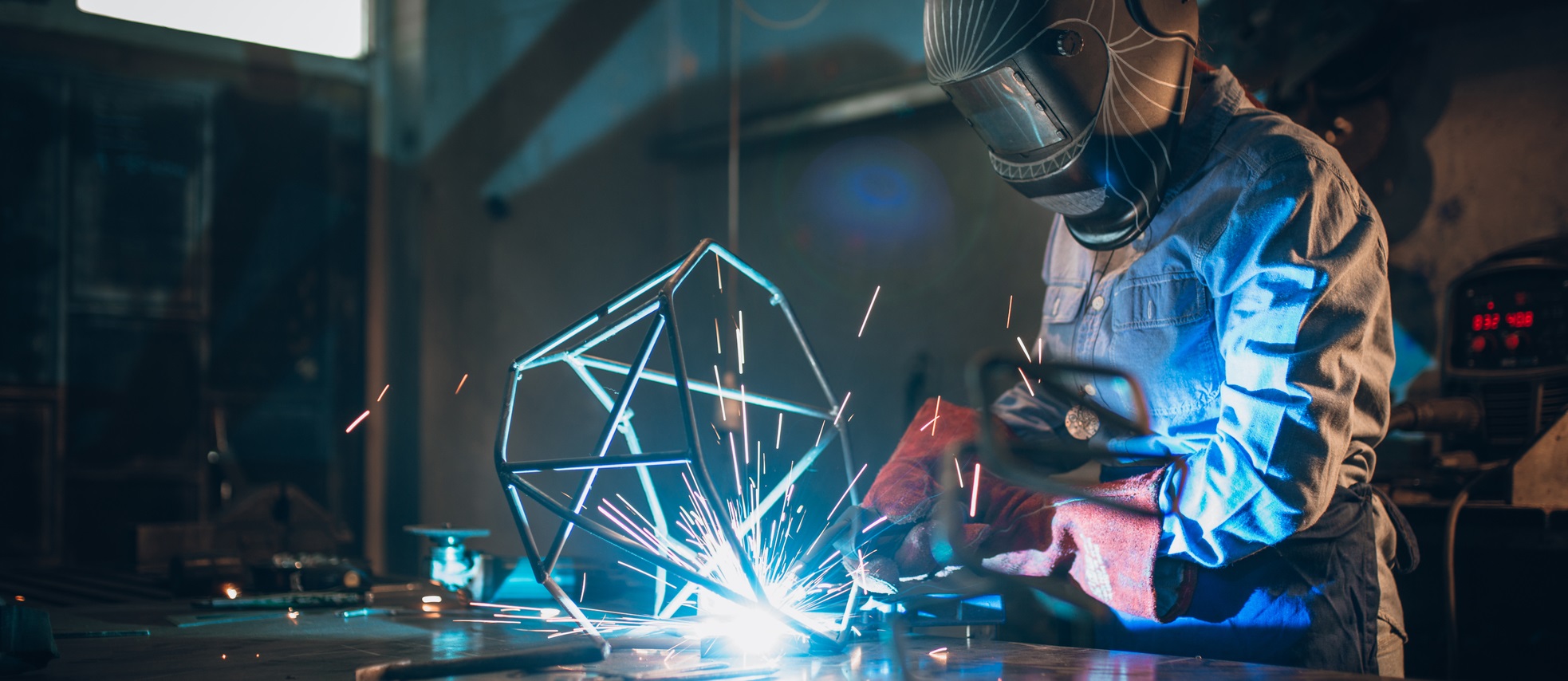 Un soudeur en train de souder dans un atelier