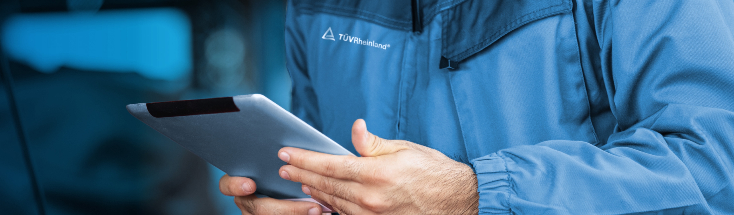 Mann mit Tablet in der Hand