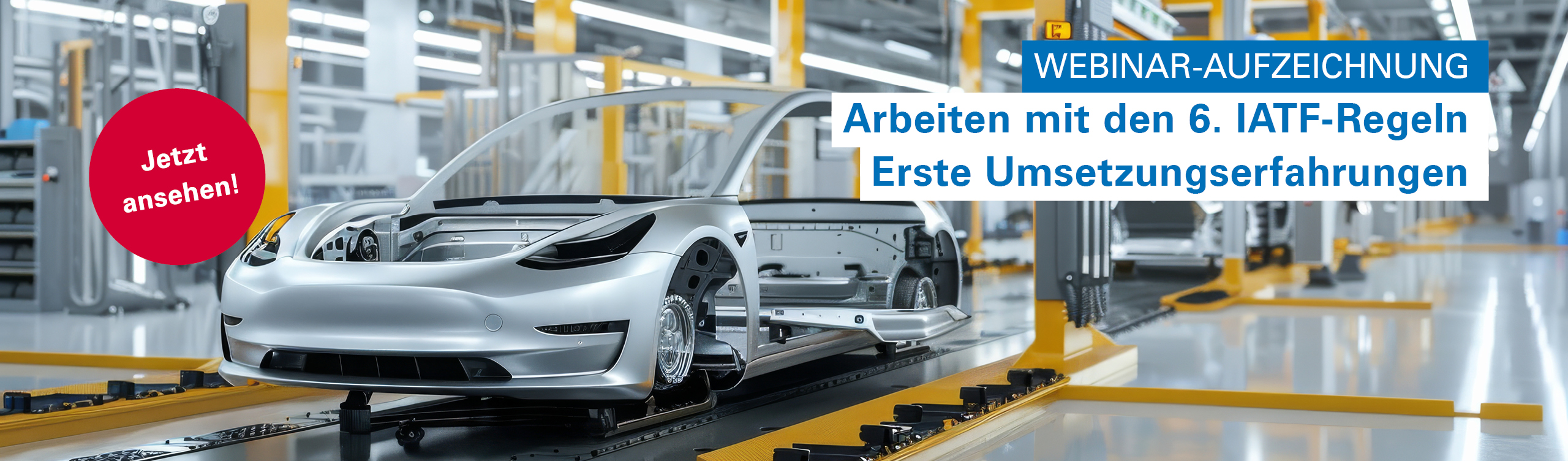 Das Bild zeigt eine moderne Automobilfertigungslinie für qualitätsorientierte Produktionsprozesse und IATF-Konformität in einer Produktionshalle.