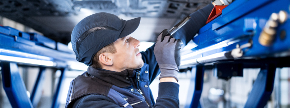 TÜV Rheinland Experte bei UVV-Prüfung
