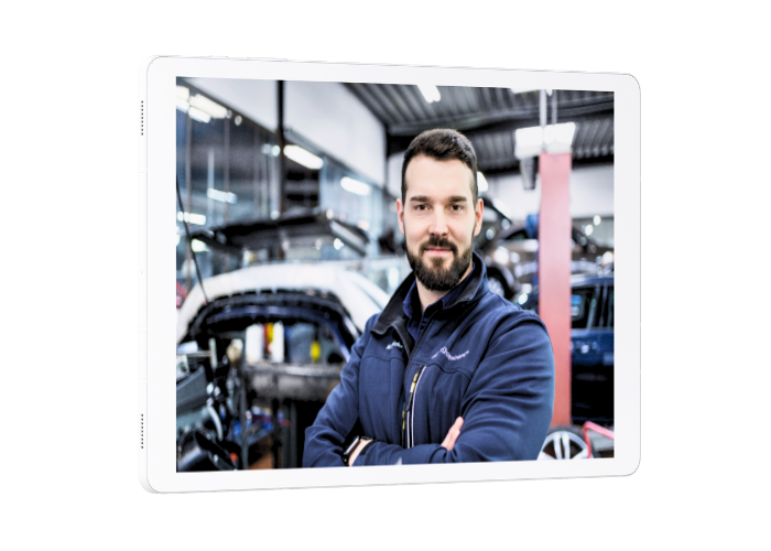 Tablet auf dem ein TÜV Rheinland Mitarbeiter abgebildet ist