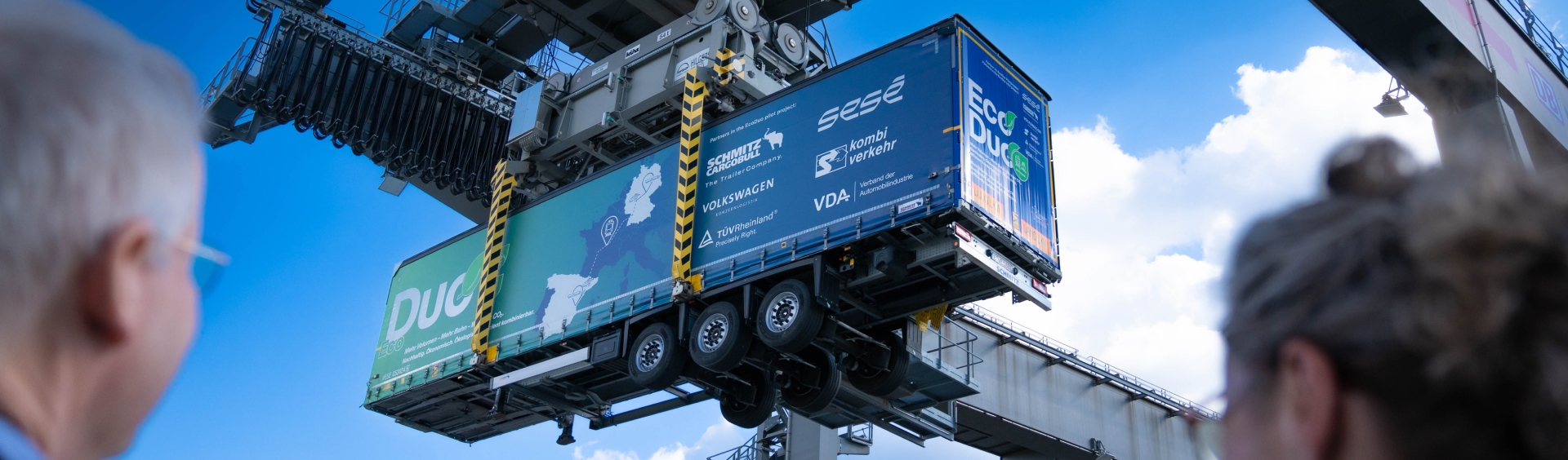 EcoDuo Standard-Sattelauflieger wird verladen