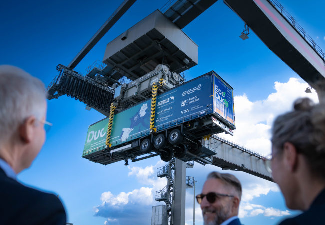 EcoDuo Sattelauflieger beim Verladen