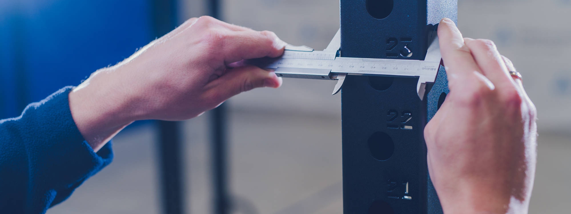 Zdjęcie przedstawiające suwmiarkę w trakcie pomiaru