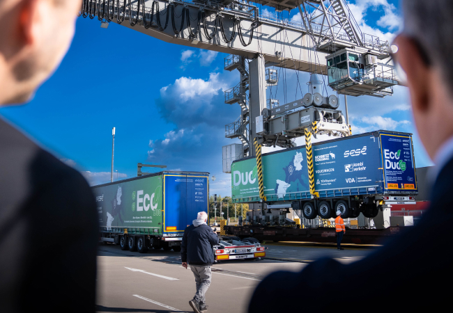 EcoDuo Sattelauflieger beim Verladen