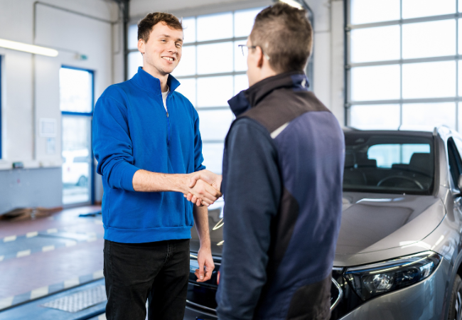 Auszubildender und Ausbilder in der Werkstatt