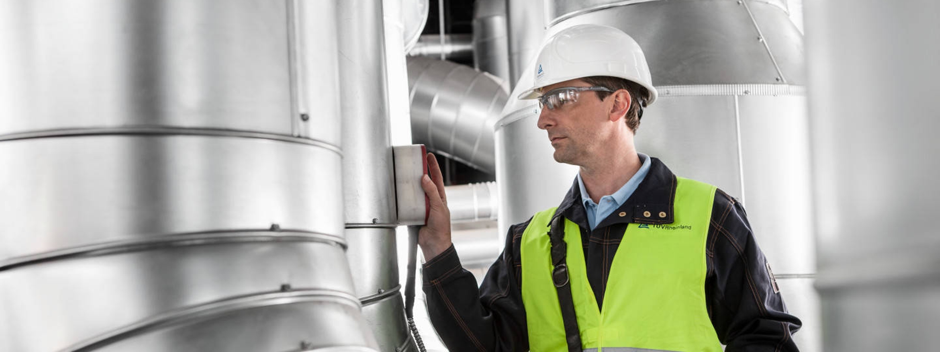 Zdjęcie przedstawiające pracownika podczas badania grubości powłok