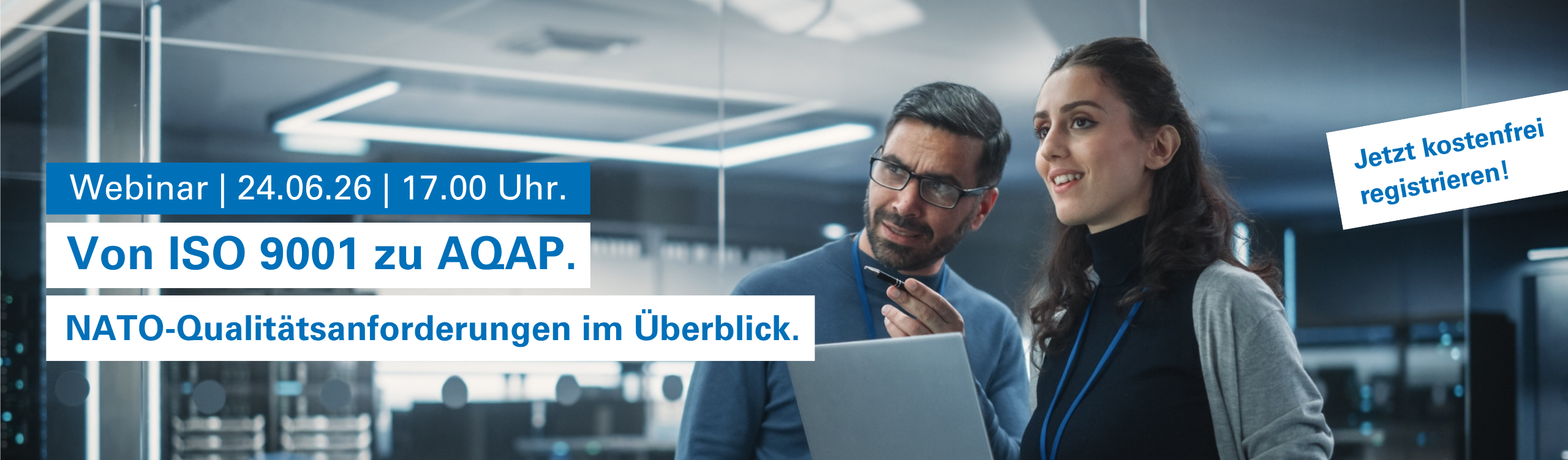 Zwei Qualitätsmanager prüfen gemeinsam Daten auf einem Laptop und besprechen konzentriert Ergebnisse in moderner Arbeitsumgebung.