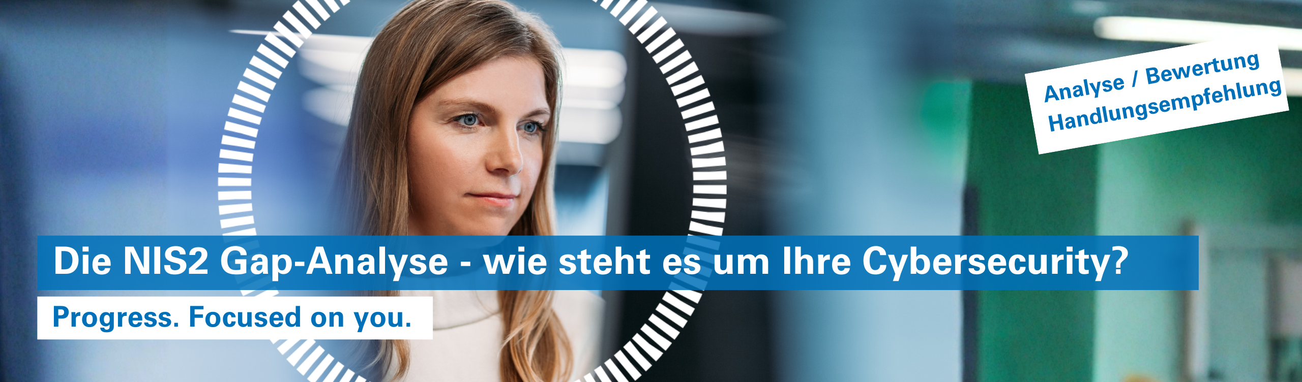 Junge Cybersecurity Verantwortliche guckt auf die Ergebnisse der NIS2 GAP Analyse ihres Unternehmens.