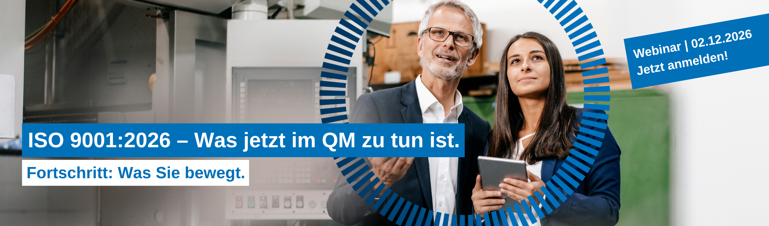 Zwei Mitarbeitende besprechen bei einem internen Audit die Umsetzung der Anforderungen der ISO 9001:2026.