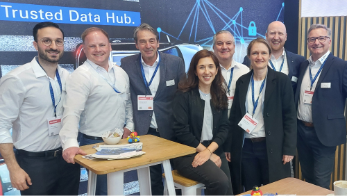 TÜV Rheinland Mitarbeitende auf dem Messestand