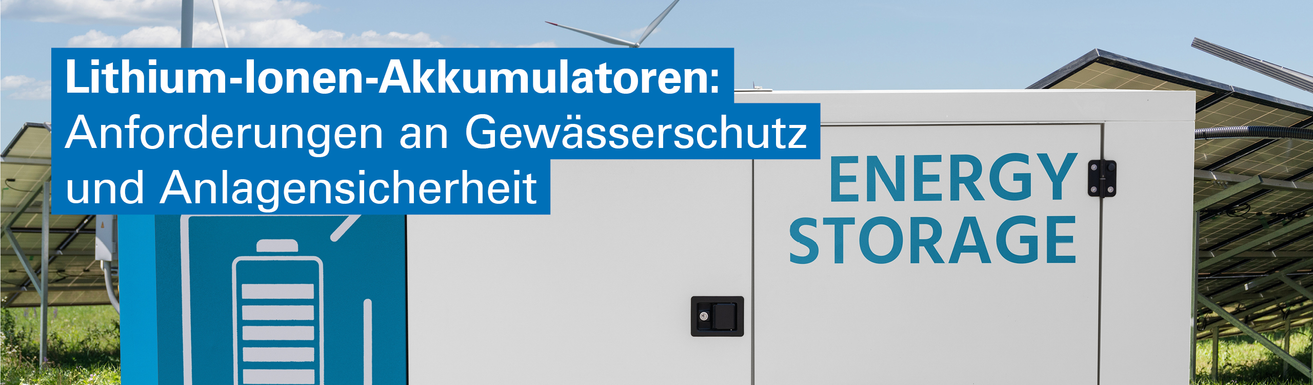 Energiespeicheranlage mit Batteriesymbol, umgeben von Solarmodulen und Windkraftanlagen.