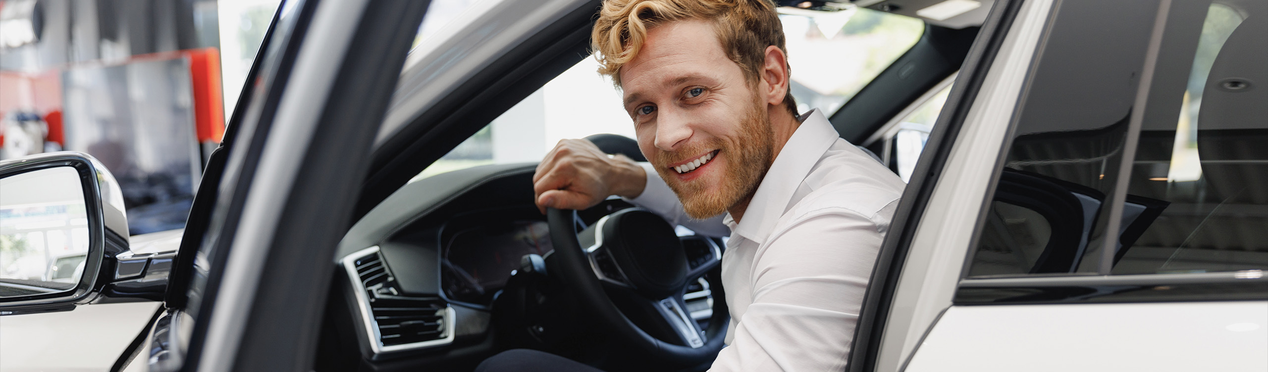 Dienstwagennutzer in seinem Auto