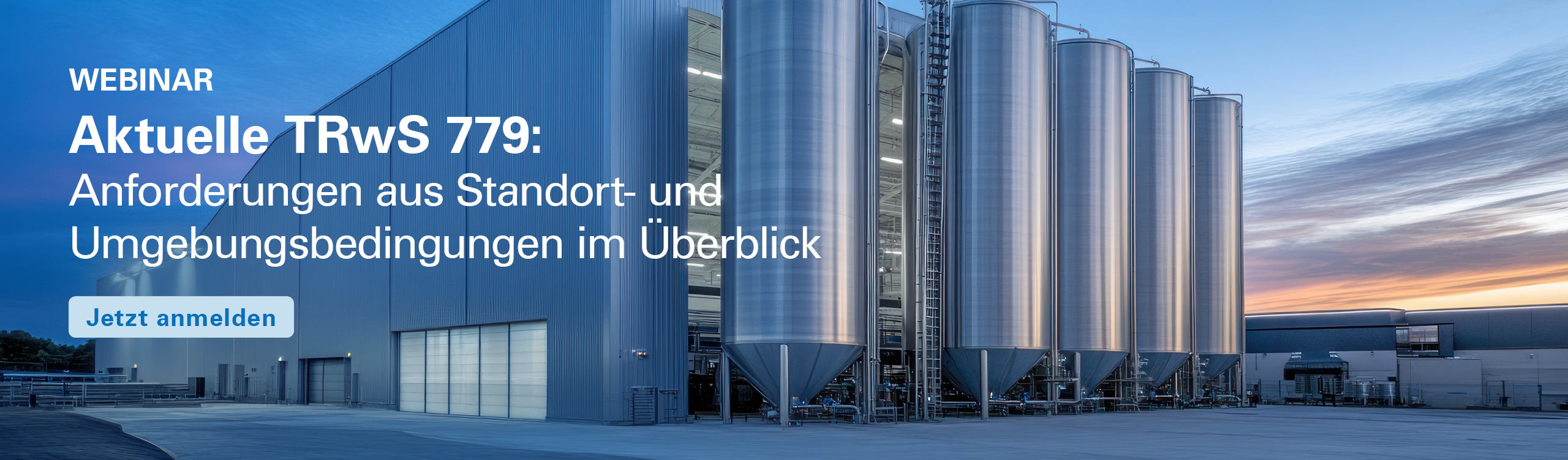 Eine industrielle Anlage mit großen Edelstahltanks und Produktionsgebäuden bei Dämmerung, stellvertretend für Anlagen zum Umgang mit wassergefährdenden Stoffen und deren standort- und umgebungsbedingte Anforderungen gemäß TRwS 779.