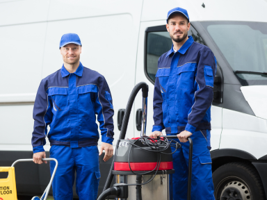 Mitarbeiter mit Staubsauger