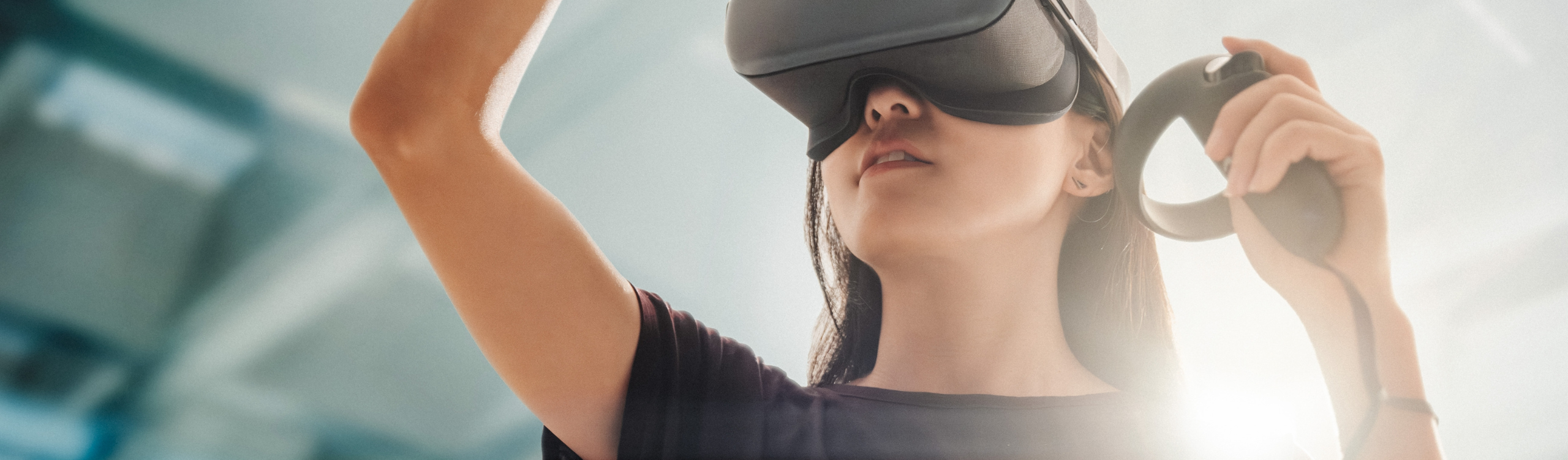 女性がVR体験をしている
